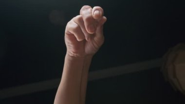 Bir şefin tabağı tuzlayan elinin yakın çekimi, ağır çekim.