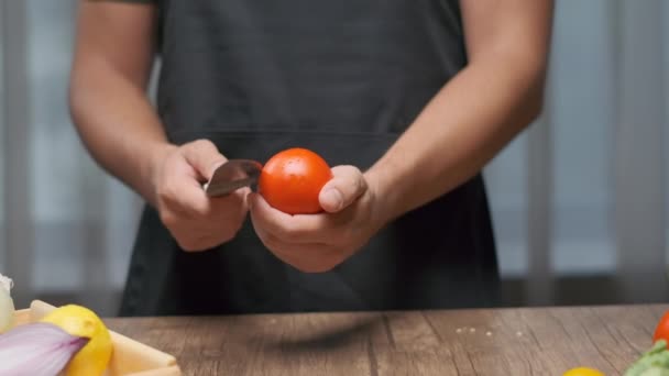 Seorang Koki Profesional Memotong Tomat Sambil Memegangnya Tutup Gerakan Lambat — Stok Video