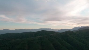 Sabahın erken saatlerinde insansız hava aracı tarafından çekilen Orta Asya dağ manzarası.