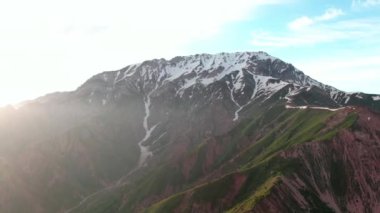 Sabahın erken saatlerinde insansız hava aracı tarafından çekilen Orta Asya dağ manzarası.
