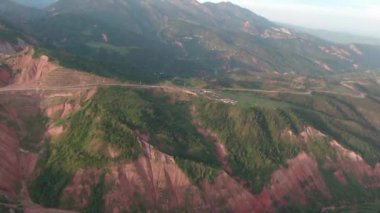 Sabahın erken saatlerinde insansız hava aracı tarafından çekilen Orta Asya dağ manzarası.