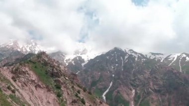 Sabahın erken saatlerinde insansız hava aracı tarafından çekilen Orta Asya dağ manzarası.