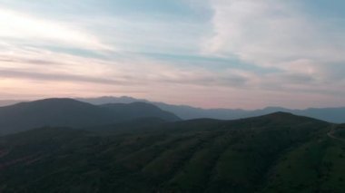 Sabahın erken saatlerinde insansız hava aracı tarafından çekilen Orta Asya dağ manzarası.