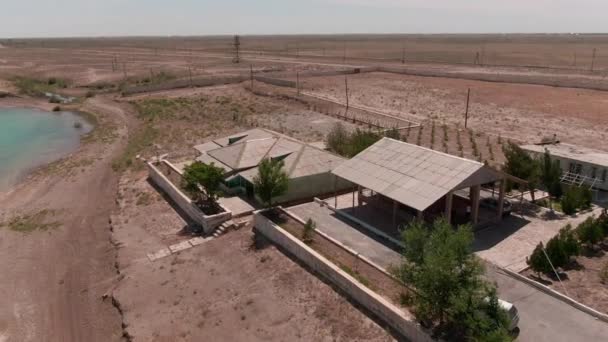 Landhuisje Bij Het Meer Woestijn Gefilmd Door Drone — Stockvideo