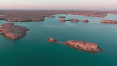 Çölün ortasında mavi tuzlu su gölü, insansız hava aracı tarafından filme alındı.