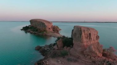 Çölün ortasında mavi tuzlu su gölü, insansız hava aracı tarafından filme alındı.