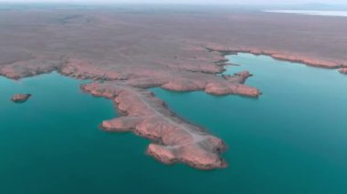 Çölün ortasında mavi tuzlu su gölü, insansız hava aracı tarafından filme alındı.