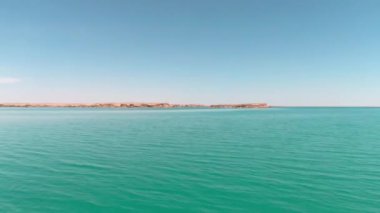 Çölün ortasında mavi tuzlu su gölü, insansız hava aracı tarafından filme alındı.