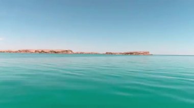 Çölün ortasında mavi tuzlu su gölü, insansız hava aracı tarafından filme alındı.