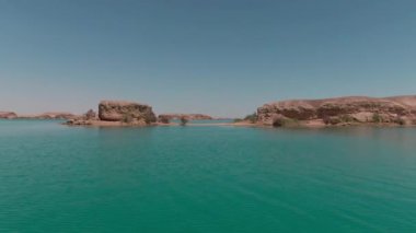 Çölün ortasında mavi tuzlu su gölü, insansız hava aracı tarafından filme alındı.