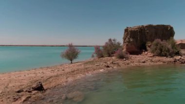 Çölün ortasında mavi tuzlu su gölü, insansız hava aracı tarafından filme alındı.
