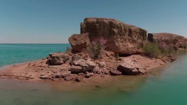 Çölün ortasında mavi tuzlu su gölü, insansız hava aracı tarafından filme alındı.