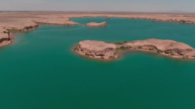 Çölün ortasında mavi tuzlu su gölü, insansız hava aracı tarafından filme alındı.