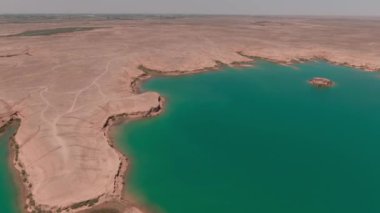 Çölün ortasında mavi tuzlu su gölü, insansız hava aracı tarafından filme alındı.