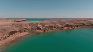 Çölün ortasında mavi tuzlu su gölü, insansız hava aracı tarafından filme alındı.