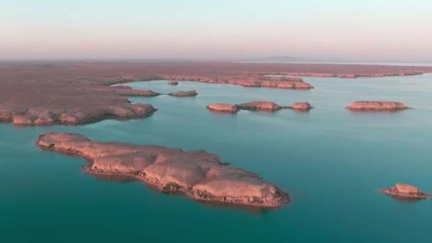Lago Agua Azul Salobre Medio Del Desierto Filmado Por Dron — Vídeo de stock