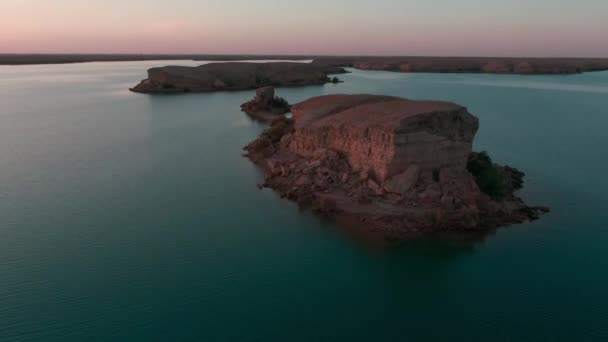 Lago Água Salobra Azul Meio Deserto Filmado Por Drone — Vídeo de Stock