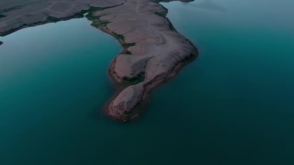 Голубое Солоноватое Озеро Посреди Пустыни Снятое Дроном — стоковое видео