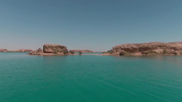 Lago Salmastro Blu Nel Mezzo Del Deserto Filmato Drone — Video Stock