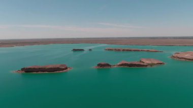 Çölün ortasında mavi tuzlu su gölü, insansız hava aracı tarafından filme alındı.