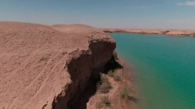 Çölün ortasında mavi tuzlu su gölü, insansız hava aracı tarafından filme alındı.