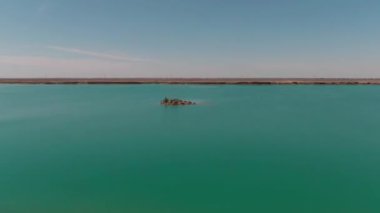 Çölün ortasında mavi tuzlu su gölü, insansız hava aracı tarafından filme alındı.