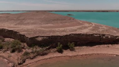 Çölün ortasında mavi tuzlu su gölü, insansız hava aracı tarafından filme alındı.
