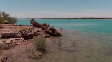 Çölün ortasında mavi tuzlu su gölü, insansız hava aracı tarafından filme alındı.