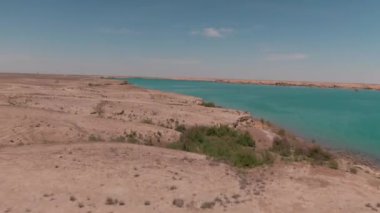 Çölün ortasında mavi tuzlu su gölü, insansız hava aracı tarafından filme alındı.