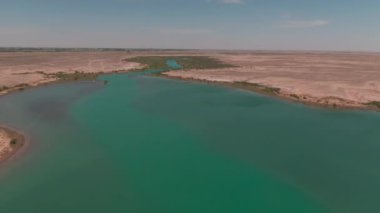 Çölün ortasında mavi tuzlu su gölü, insansız hava aracı tarafından filme alındı.