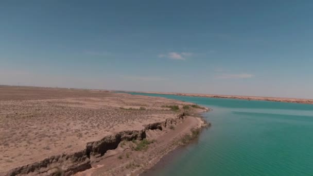 Lac Eau Saumâtre Bleu Milieu Désert Filmé Par Drone — Video