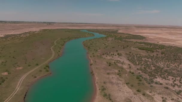 Lago Agua Azul Salobre Medio Del Desierto Filmado Por Dron — Vídeo de stock