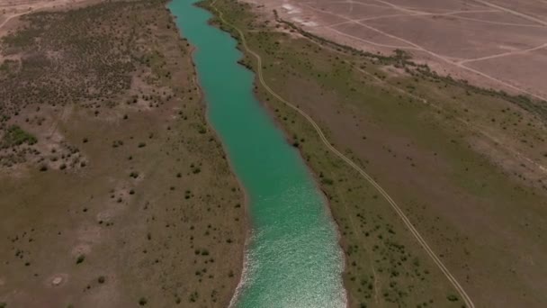砂漠の真ん中の青い汽水湖ドローンで撮影 — ストック動画