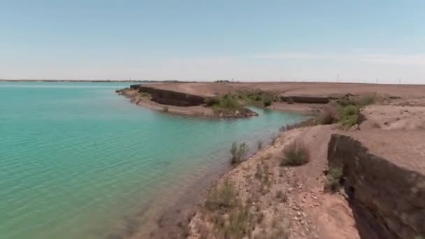 Blauw Brak Water Meer Het Midden Van Woestijn Gefilmd Door — Stockvideo