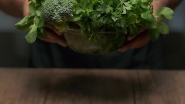 Mâinile Masculine Pun Castron Verdeață Broccoli Cilantro Mentă Etc Masă — Videoclip de stoc