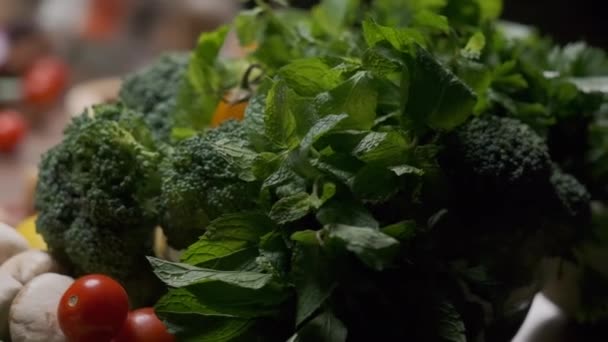 Les Mains Masculines Mettent Bol Légumes Verts Brocoli Coriandre Menthe — Video