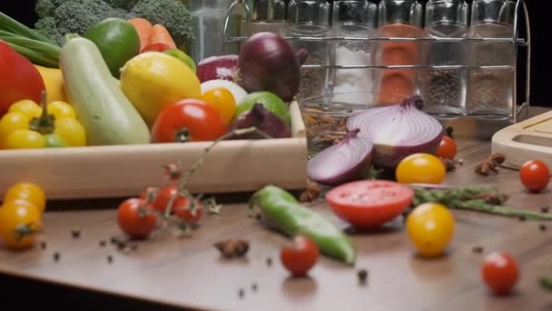 Masadaki Taze Dilimlenmiş Sebzelerin Bileşimi Yavaş Çekim — Stok video