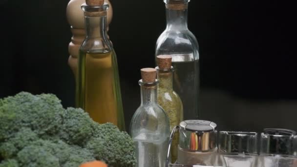 Teller Mit Pilzen Gemüse Und Gemüse Auf Dem Tisch Einige — Stockvideo