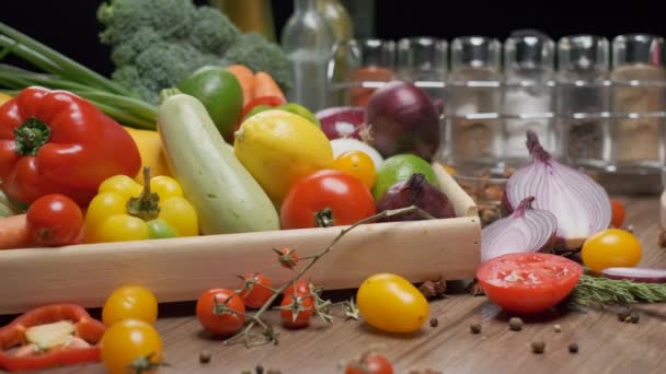 厨房桌子上有新鲜蔬菜和香料罐 前面切了红洋葱 慢动作 — 图库视频影像