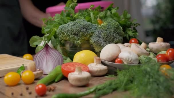 Verdure Fresche Barattoli Spezie Sul Tavolo Della Cucina Cipolla Rossa — Video Stock