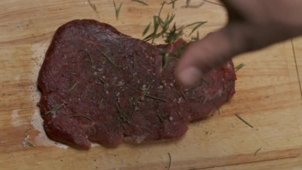 Chef Profesional Prepara Bistec Carne Para Freír Primer Plano Cámara — Vídeos de Stock