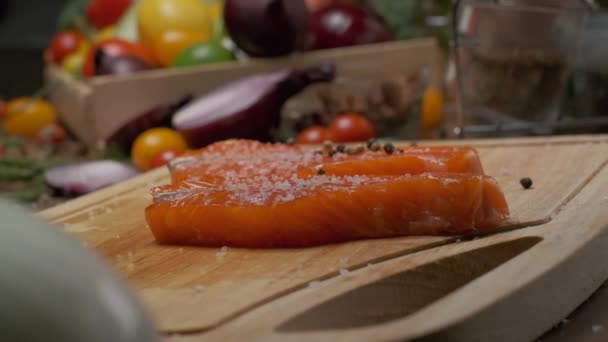 Chef Profissional Polvilha Bife Peixe Vermelho Com Pimenta Fechar Câmera — Vídeo de Stock