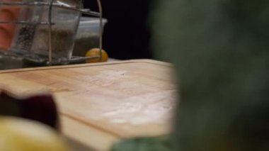 Profesyonel şef kırmızı balık bifteğini kızartma için hazırlar. Ağır çekimde kapat.