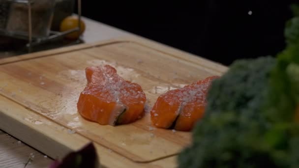 Profikoch Bereitet Rotes Fischsteak Zum Braten Zeitlupe Großaufnahme — Stockvideo