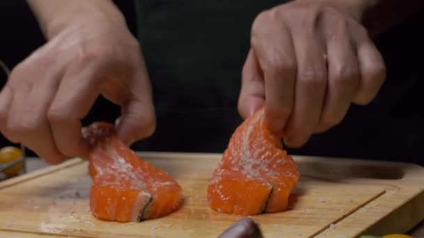 Chef Professionista Prepara Bistecca Pesce Rosso Friggere Close Rallentatore — Video Stock
