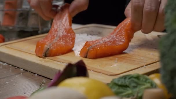 Profikoch Bereitet Rotes Fischsteak Zum Braten Zeitlupe Großaufnahme — Stockvideo