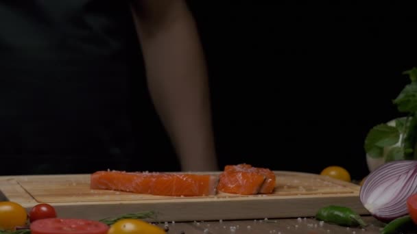 Chef Profesional Salando Filete Pescado Rojo Primer Plano Cámara Lenta — Vídeo de stock
