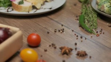 Taze sebzeli masa, baharat ve ıspanaklı tavuk dürümü yeşillik, çiçek süslemeleri ve yeşil yağlı bir tabakta güzelce servis edilir.