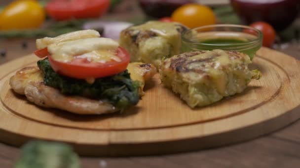 Légumes Grillés Fromage Sur Plateau Service Rond Avec Huile Verte — Video