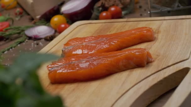 切菜板上有两片烤好的鲑鱼片 闭合慢动作 — 图库视频影像